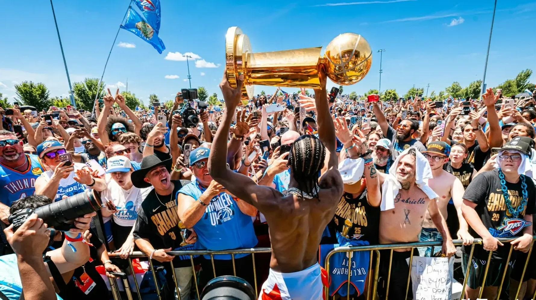 深圳队碾压热火，米切尔点燃赛场