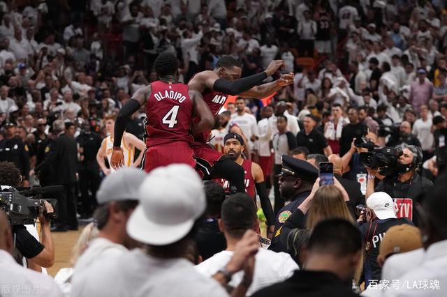 深圳队碾压热火，米切尔点燃赛场