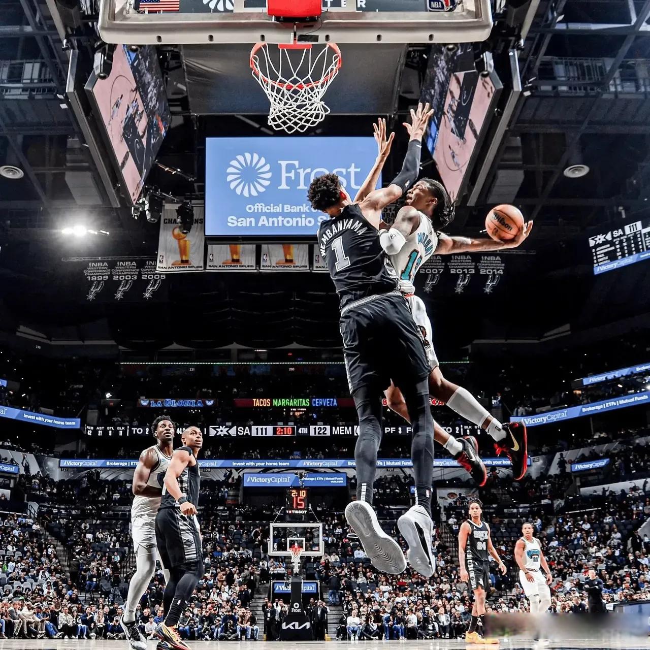 马刺鏖战凯尔特人，莫兰特点燃赛场