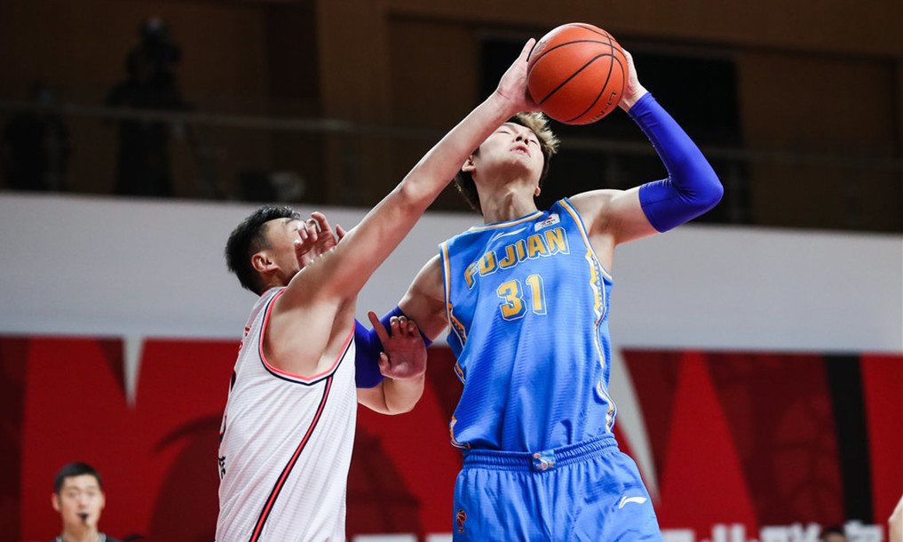 太阳完胜青岛队，王哲林惊艳四座