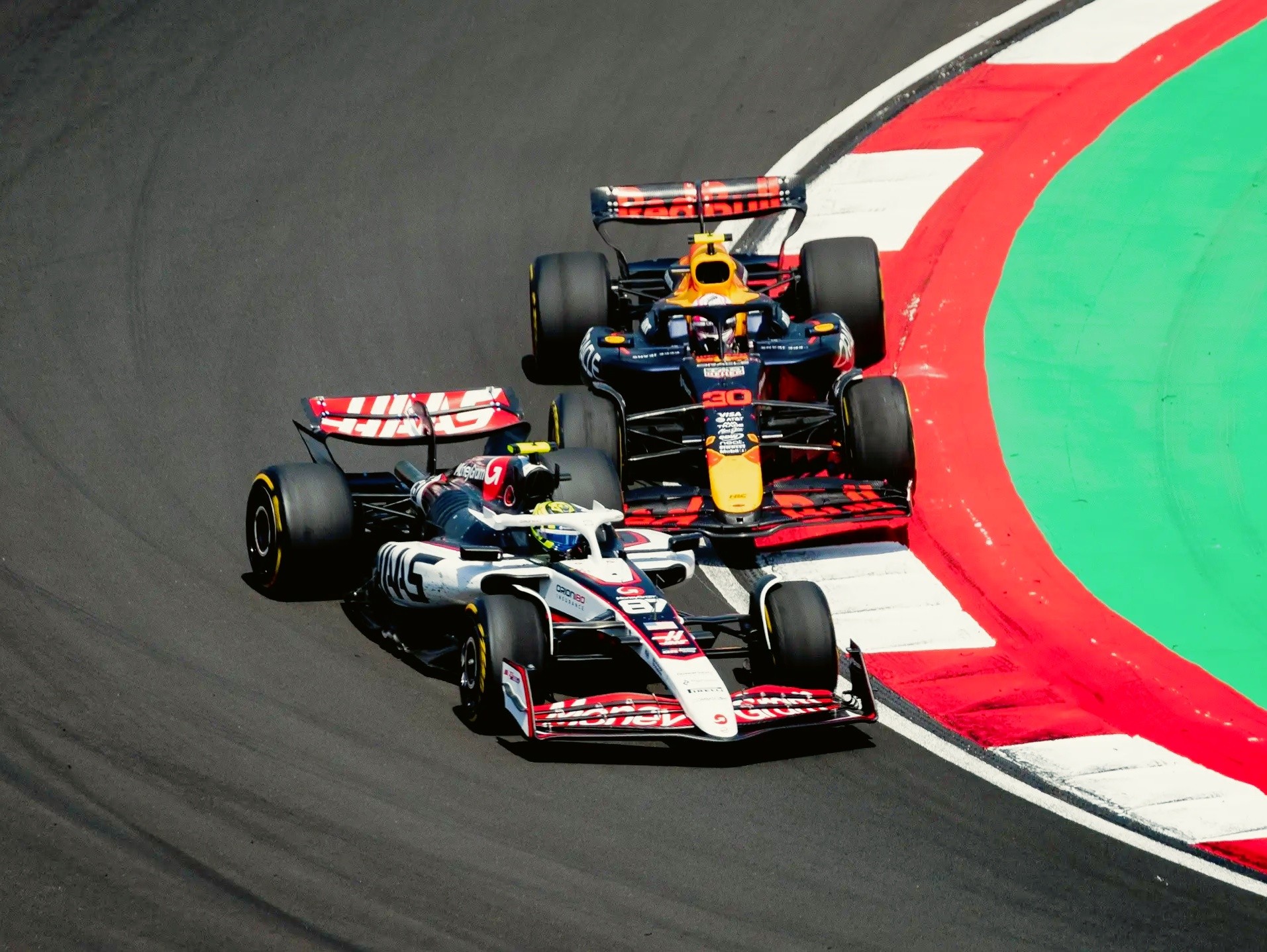 红牛车队碾压哈斯车队，佩雷兹点燃赛场