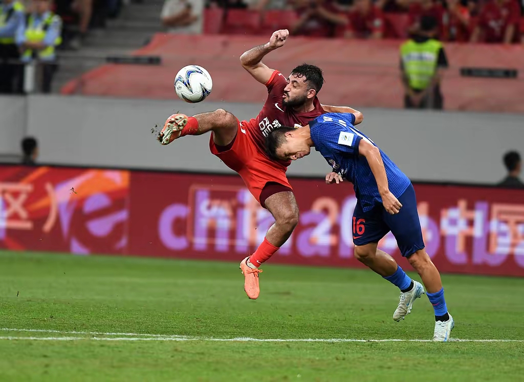 豪门对决，激烈角逐引发球迷热议