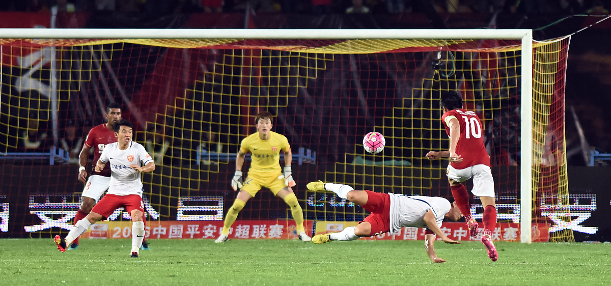 塞尔维亚队在场上斗志昂扬，力压对手夺冠