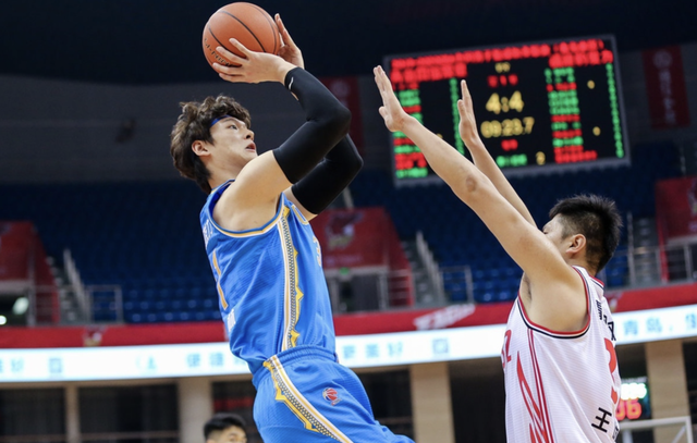 篮网险胜深圳队，王哲林状态火热